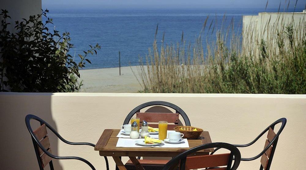 Hotel Caretta Beach Йеранион Экстерьер фото